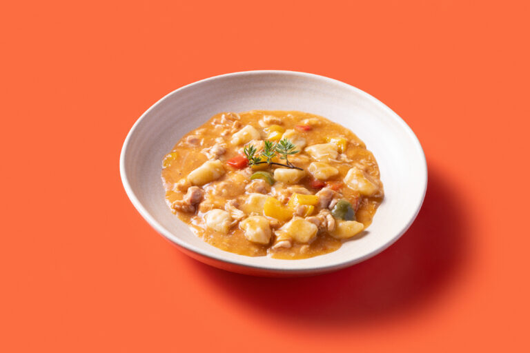 Pileći paprikaš s noklicama