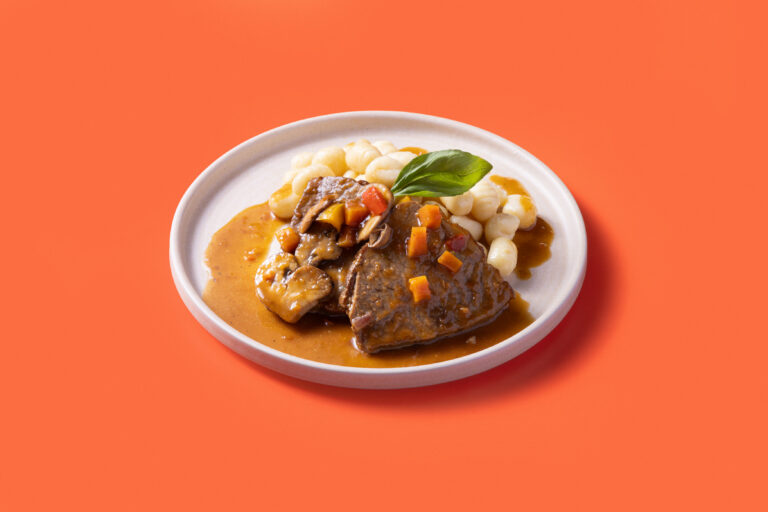 Pirjana junetina s povrćem i valjušcima